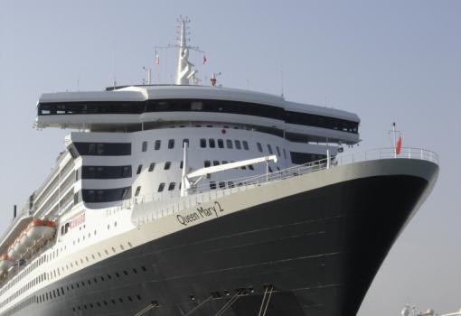 La afilada proa del Queen Mary 2 en Civitavecchia